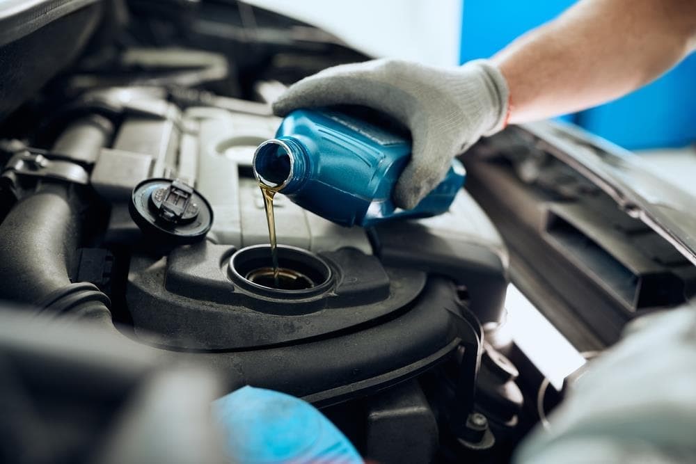 ¿Cada cuánto tiempo hay que cambiar el aceite del coche?