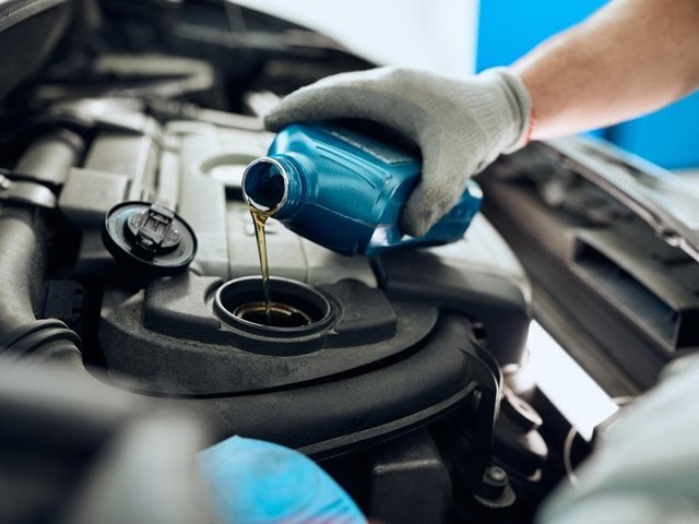 ¿Cada cuánto tiempo hay que cambiar el aceite del coche?